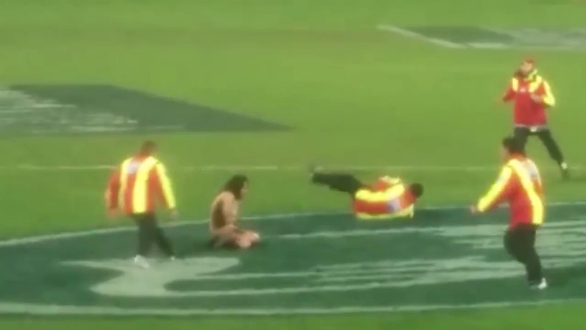 Torcedora nua invade jogo de rúgbi