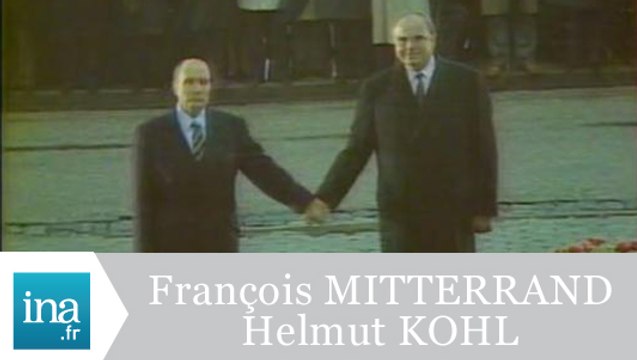 François Mitterrand et Helmut Kohl main dans la main - Archive INA