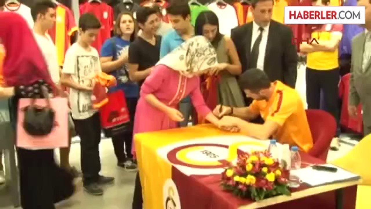 Galatasaraylı Futbolcu Dzemaılı, Taraftarlarla Bir Araya Geldi