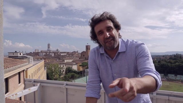 Flavio Insinna e Affari Tuoi a caccia di concorrenti in giro per l'Italia