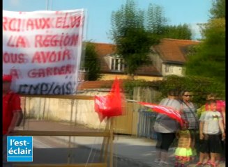 Les salariés de Simpa bloquent la RD 619 à Vendeuvre