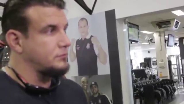 Lutador solta 'Vai Corinthians' e enaltece academia do clube