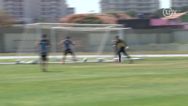 Que fase! Atacante do Botafogo perde gol incrível em treino