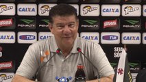 Bem-humorado, Joel rouba a cena após o jogo do Vasco