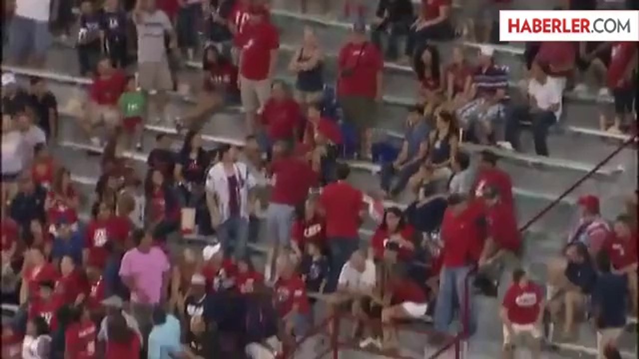 Seyircilerin Tribündeki Oyununu Bozan Adam