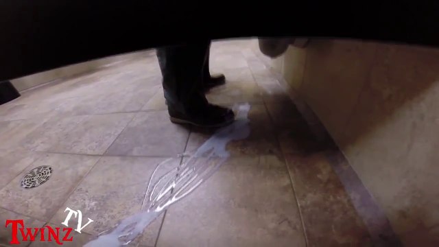 Il s'est fini sur mes chaussures! Caméra cachée dans les toilettes publiques qui tourne mal