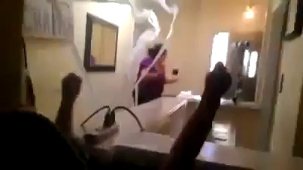 Un papa et sa fille attaque maman avec un canon à papier toilette!