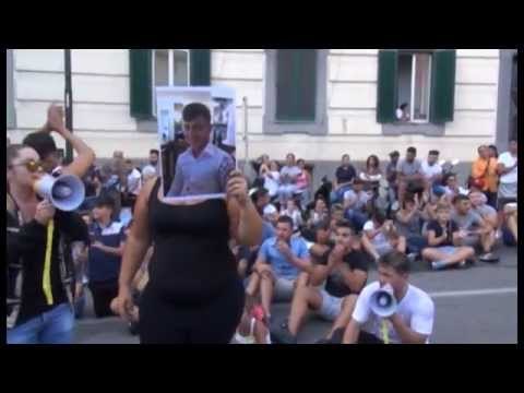 Napoli - Davide Bifolco, giovani protestano al Rione Traiano -2- (08.09.14)