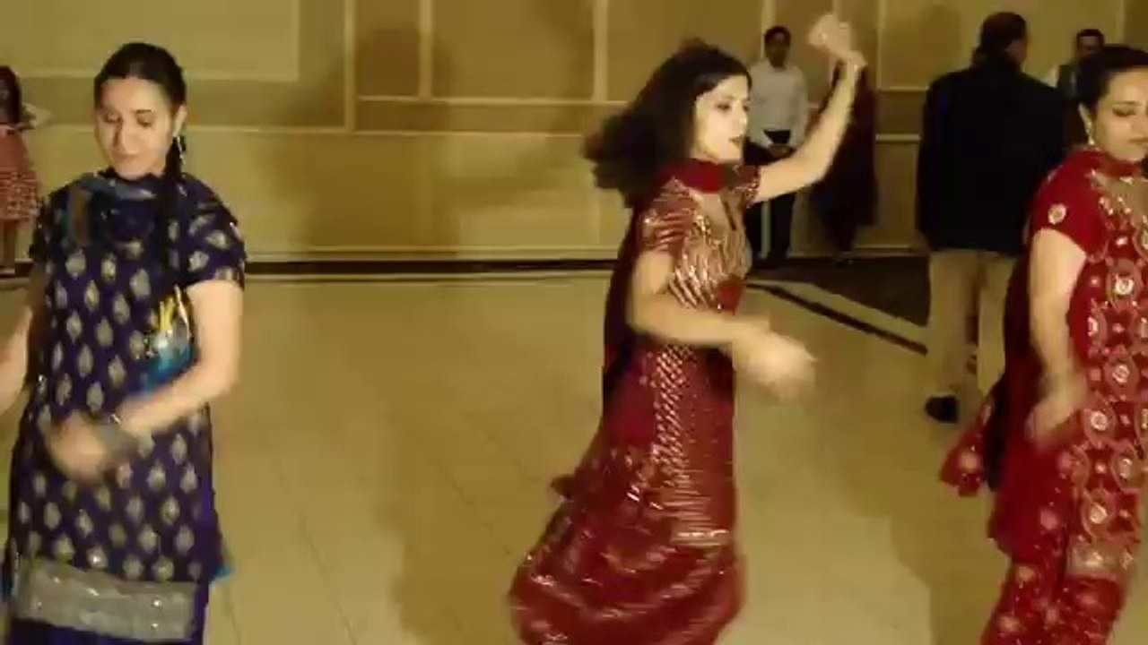 Bhangra (Beautiful Punjabi Folk Dance) Performed by Sharma Family at Babbu's wedding