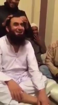 Tariq jamil geebat karte hua hai, Quraan sharif ki Aayat ka mazaak karte hue hai, aur gande chutkule par keh keh lagate hue hai.