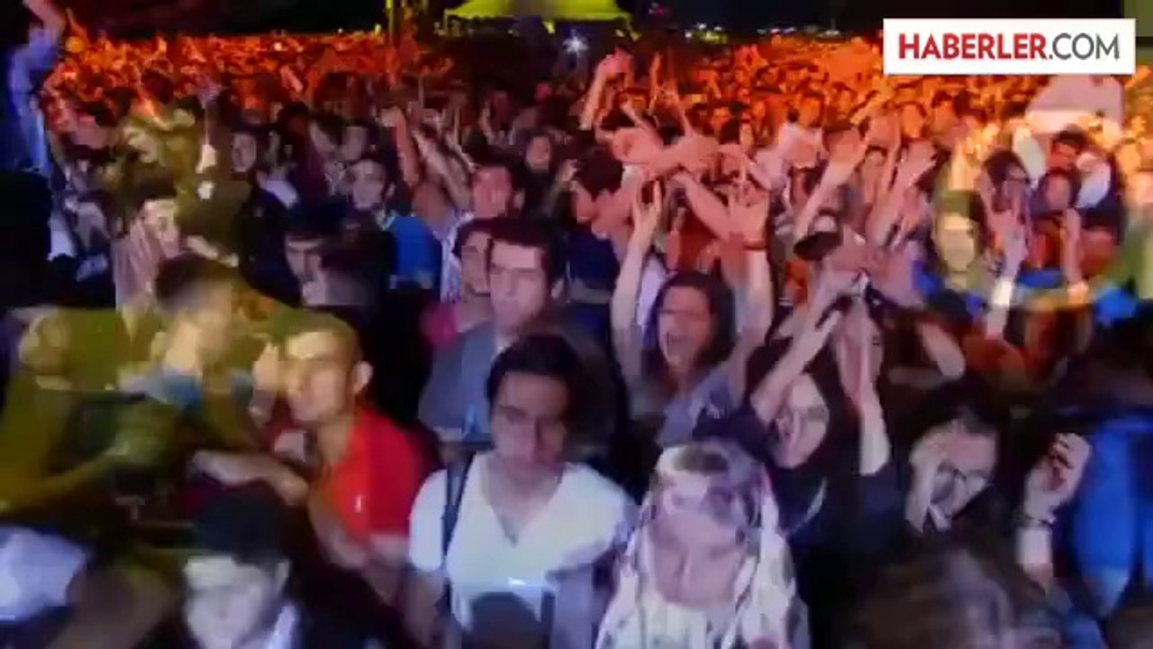 İzmir'in Kurtuluşu'nun 92. Yıldönümü Beylikdüzü Barış ve Sevgi Buluşmaları'nda İzmir Büyükşehir...