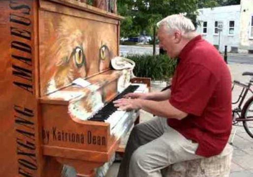 Talented Man Wows With Impromptu Street Piano Performance