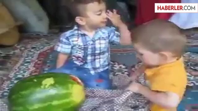 En Değişik Karpuz Yeme Yöntemi