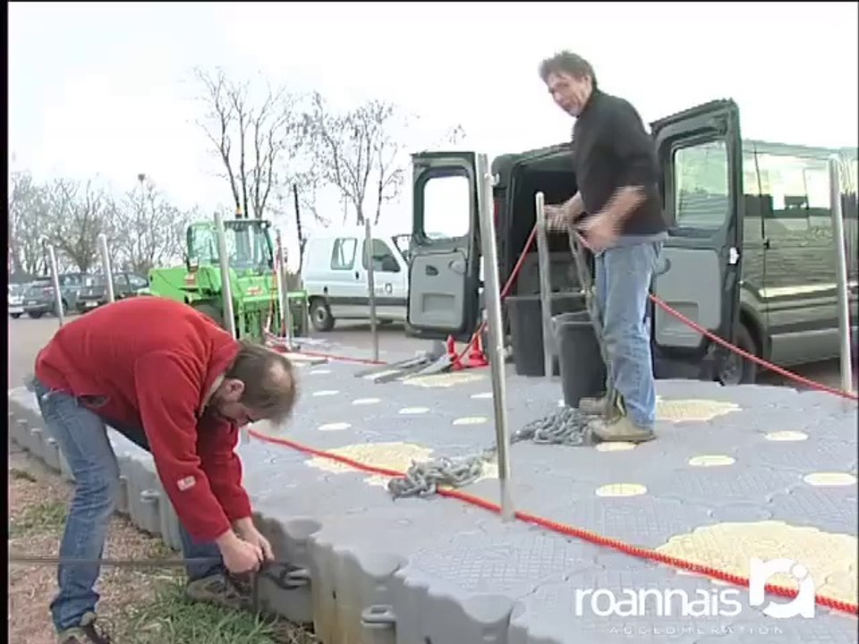 Un ponton pour le bâteau "Villerest UN"