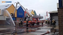 Beelden: Grote brand bij vishandel Sterkenburg Lauwersoog - RTV Noord