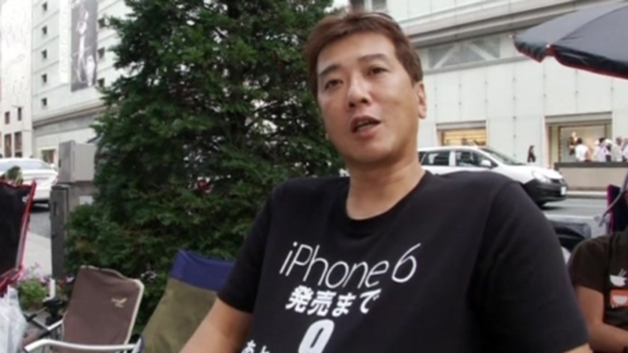 Japanese fans line up outside Toyko Apple store...