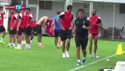 Trabzonsporlu futbolcu daha fazla dayanamadı ayakkabıları da çıkardı