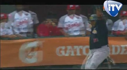 Sandy Madera en Polémica jugada en la primera base_10-Sep-2014