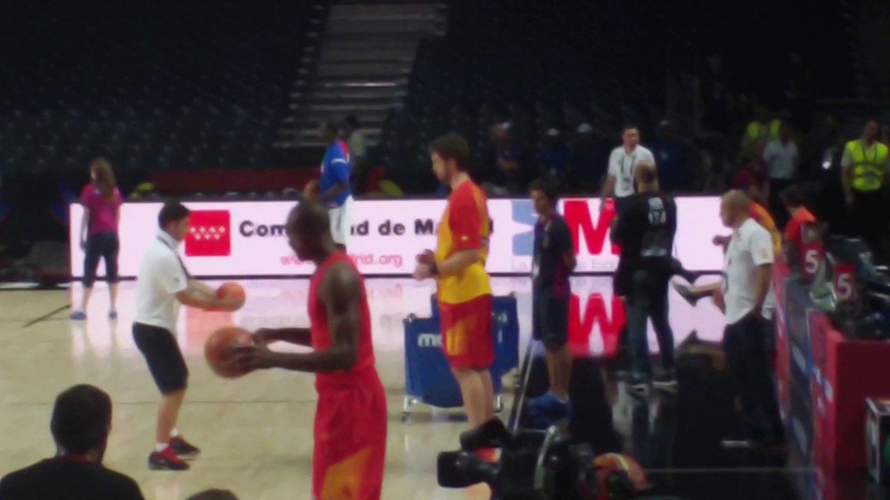 O Γκασόλ στο ζέσταμα πριν το ματς με τη Γαλλία