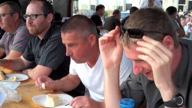 Foire aux fromages : le concours du plus gros mangeur de maroilles