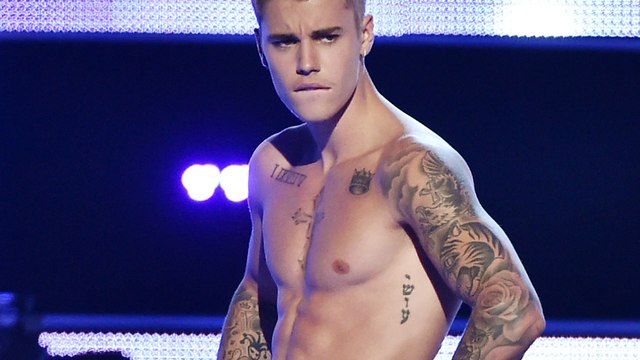 Justin Bieber Booed While He Strips at Fashion Show