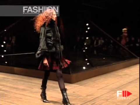 Fashion Show Alexander McQueen Autumn Winter 2006 / 2007 Paris 2 of 4 by Fashion Channel