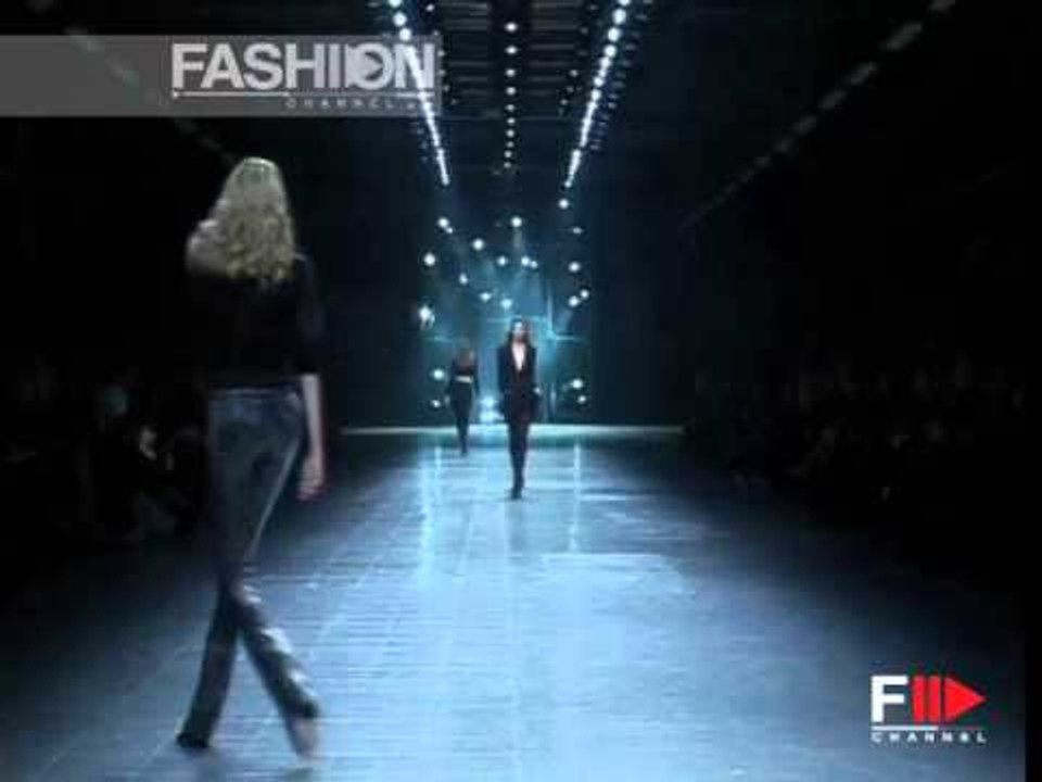 Fashion Show "Alexander McQueen" Spring Summer 2006 Paris 1 of 3 by Fashion Channel