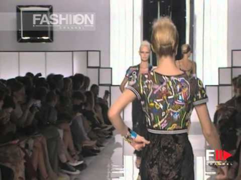 Fashion Show "Emanuel Ungaro" Haute Couture Women Autumn Winter 2003 2004 Paris 3 of 4