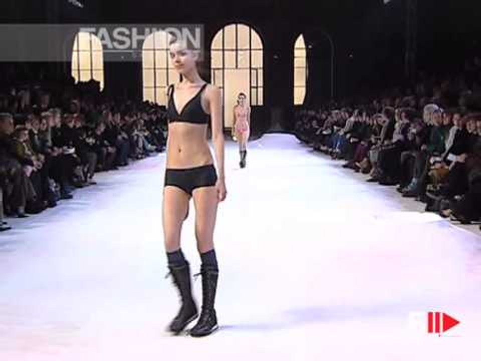 "Issey Miyake" Autumn Winter 2004 2005 Paris 3 of 4 Pret a Porter by FashionChannel