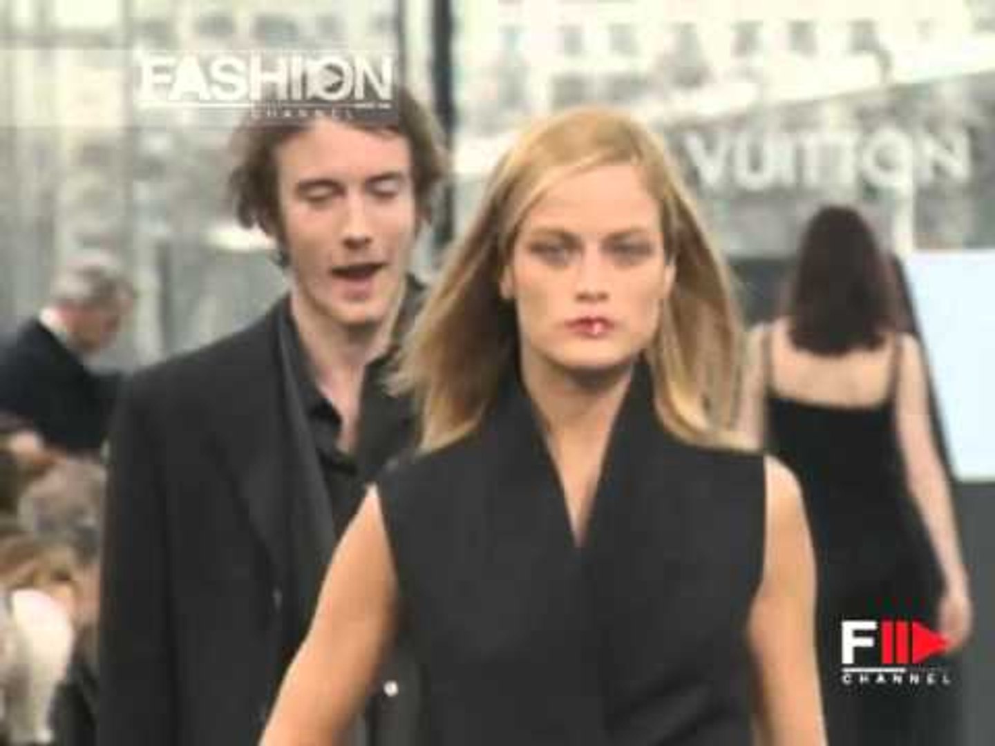 LOUIS VUITTON Fall 1999 2000 Paris - Fashion Channel 