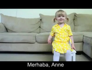 Annesinin doğum gününü kutlayan tatlı kız..