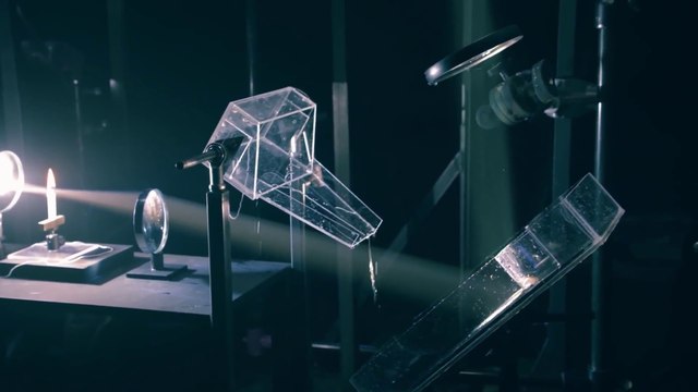 Oeuvre d'art magique par Rube Goldeberg utilisant la lumière et l'optique : Power of Optics