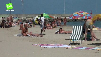 Rimini, "legnata all'abusivismo". 1012 sacchi di merce sequestrati in estate