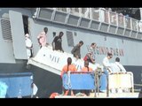 Napoli, sbarcati 877 immigrati: tra loro tre donne incinte (10.09.14)