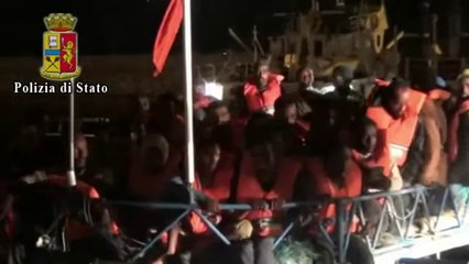 Sicilia - Sul barcone con 250 migranti, in manette presunto scafista (10.09.14)