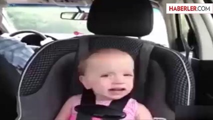 Babasının Açtığı Şarkıyla Kendinden Geçen Bebek