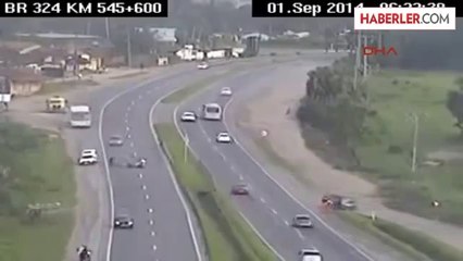 Tırın Altına Giren Motosikletlinin Mucize Kurtuluşu