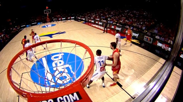 Fantastic reverse alley-oop dunk from Fernandez