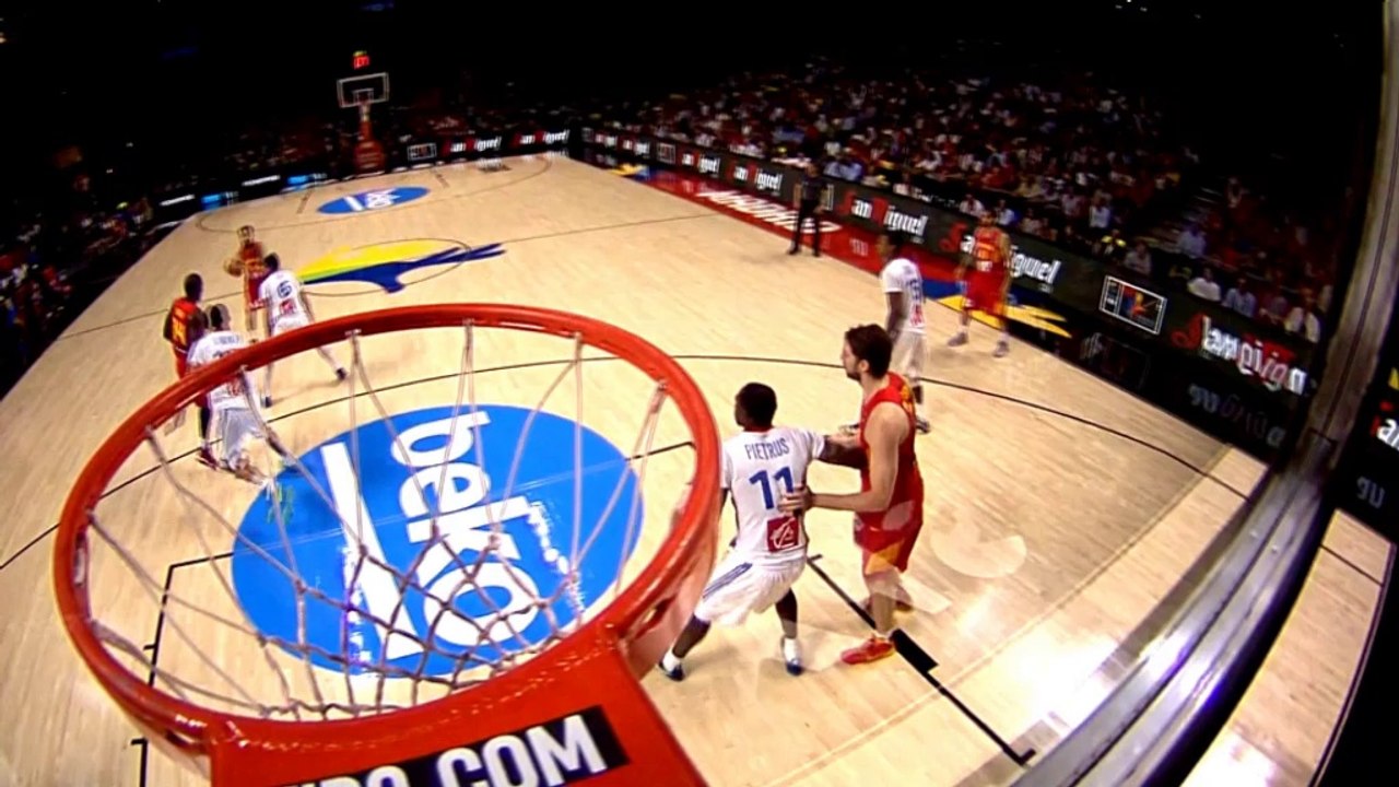 Fantastic reverse alley-oop dunk from Fernandez