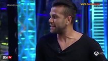 Daniel Alves dá show cantando em programa de TV