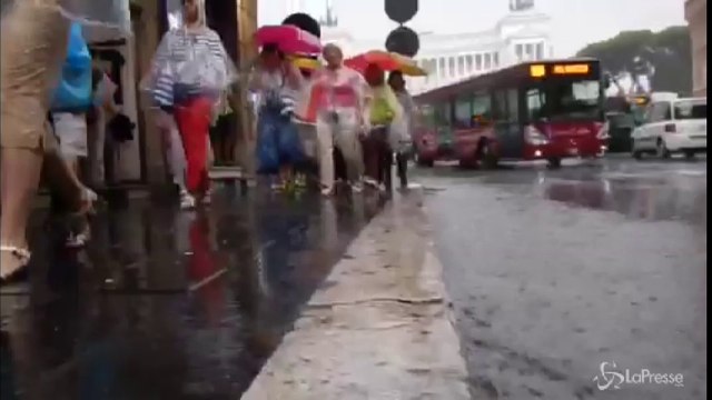 Maltempo a Roma, bomba d’acqua e allagamenti. Prosegue allerta pioggia