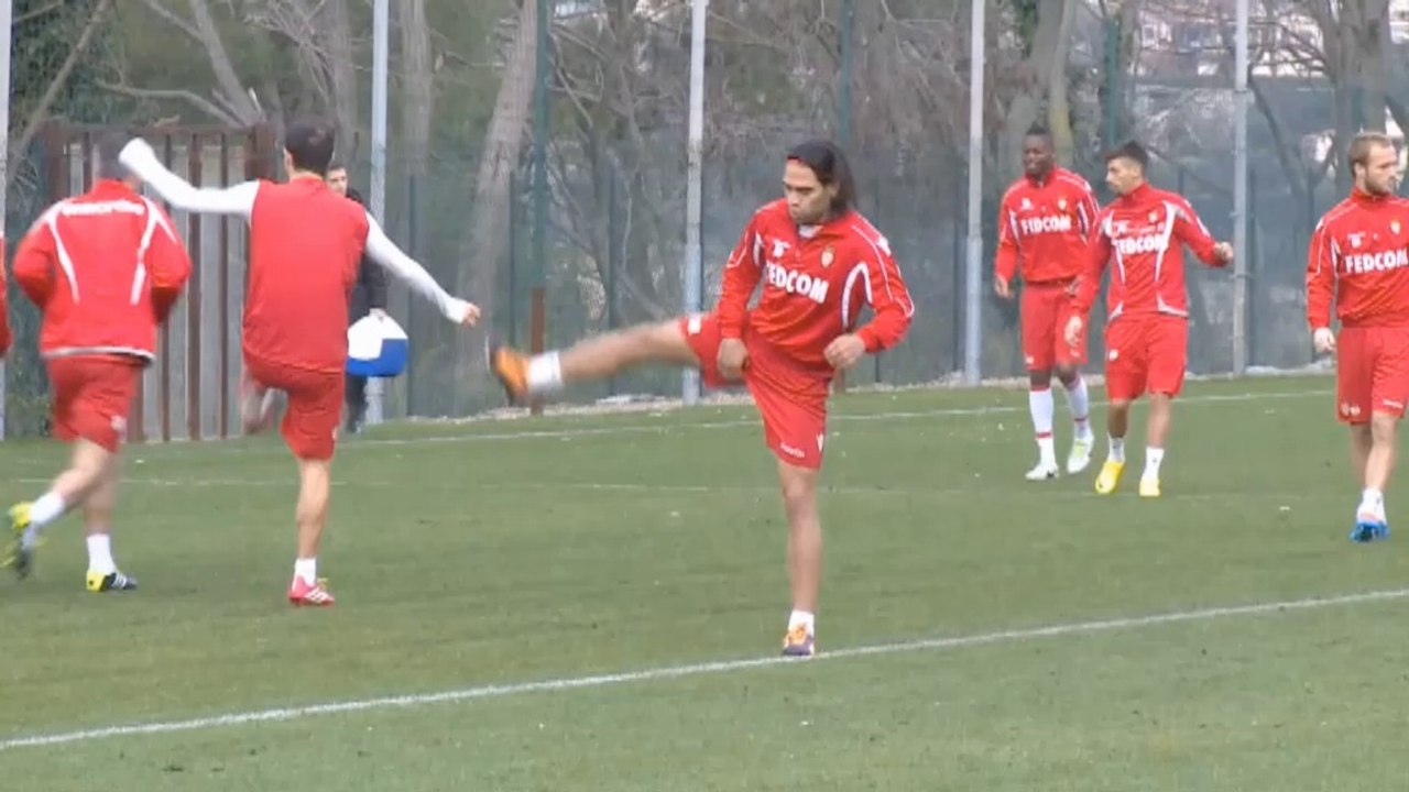 Neville kritisiert United-Transfers