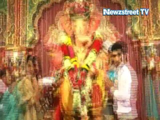 Priyanka goes traditional to offer thanks prayer at ‘Andheri ka Raja’