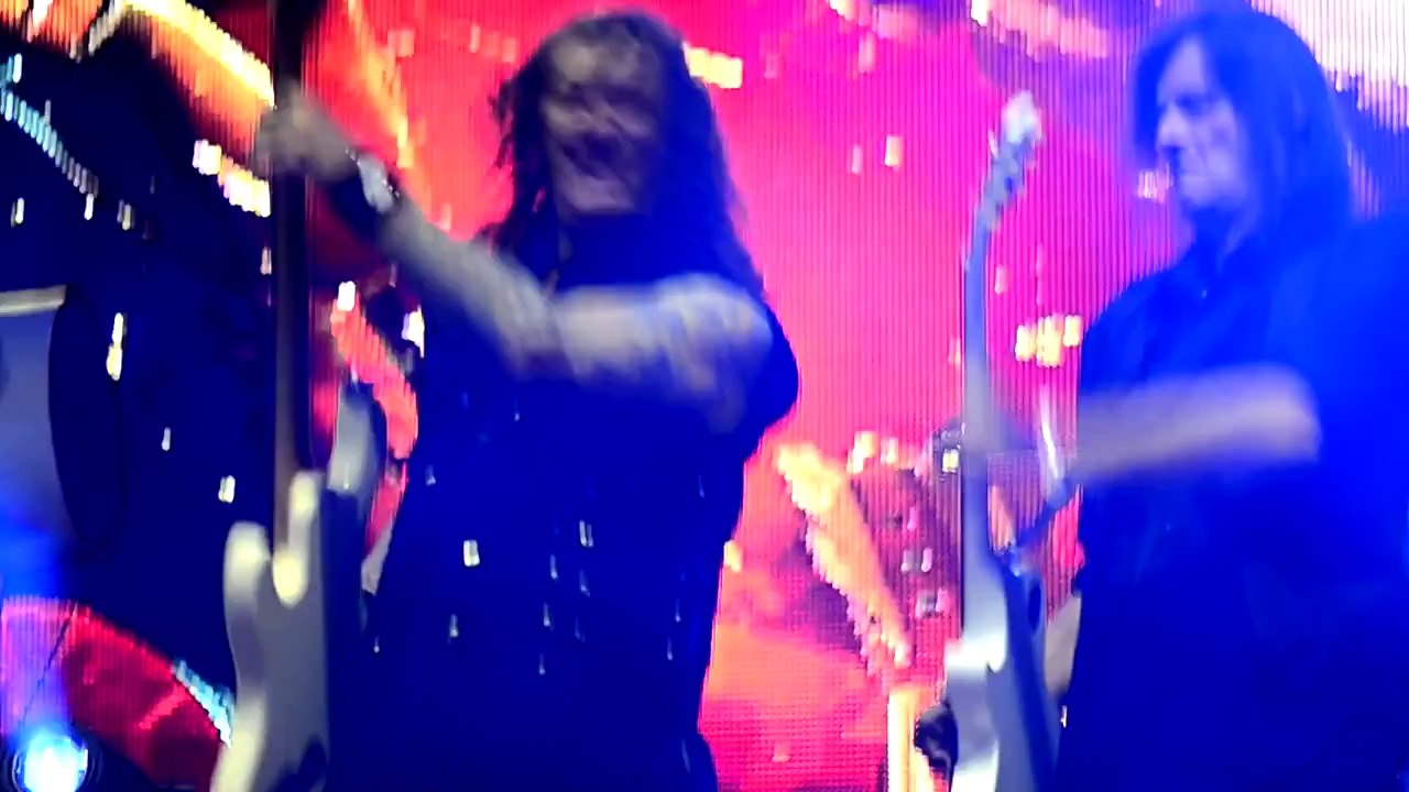 Helloween - Straight Out Of Hell