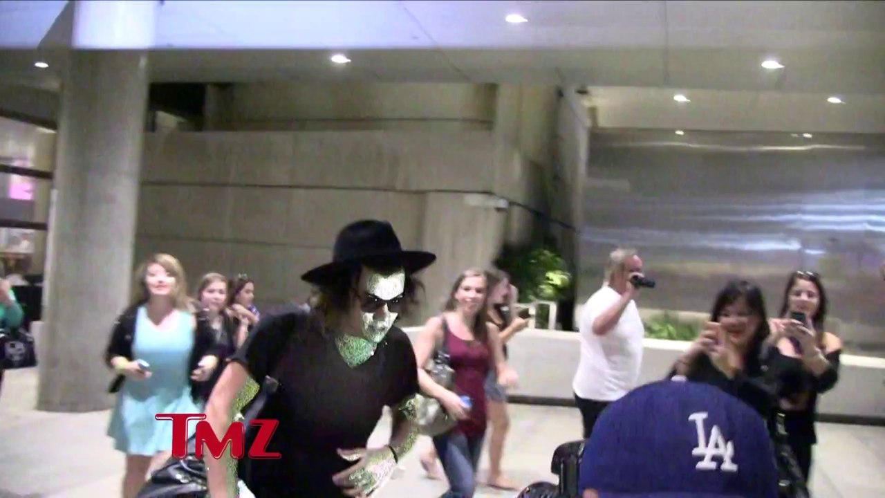 Harry Styles and Calum Hood Are at LAX at the Same Time!