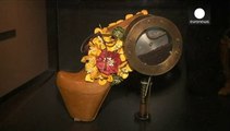 La historia de los zapatos de tacón en el Museo de Brooklyn