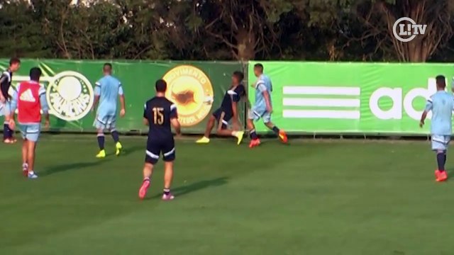 Atacante leva tombo esquisito e assusta colegas no Palmeiras