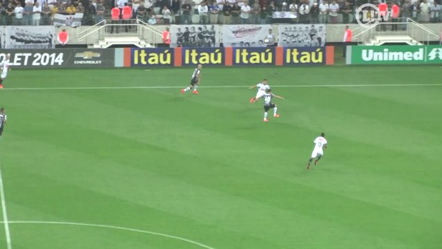 Que lindo! Petros dá belo chapéu e levanta torcida na Arena