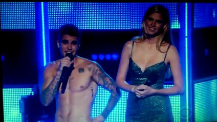 Justin Bieber Booed While Stripping on Stage at Fashion Rocks