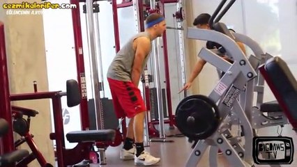 Spor Salonunda Acaip Hareketler Yapan Adam